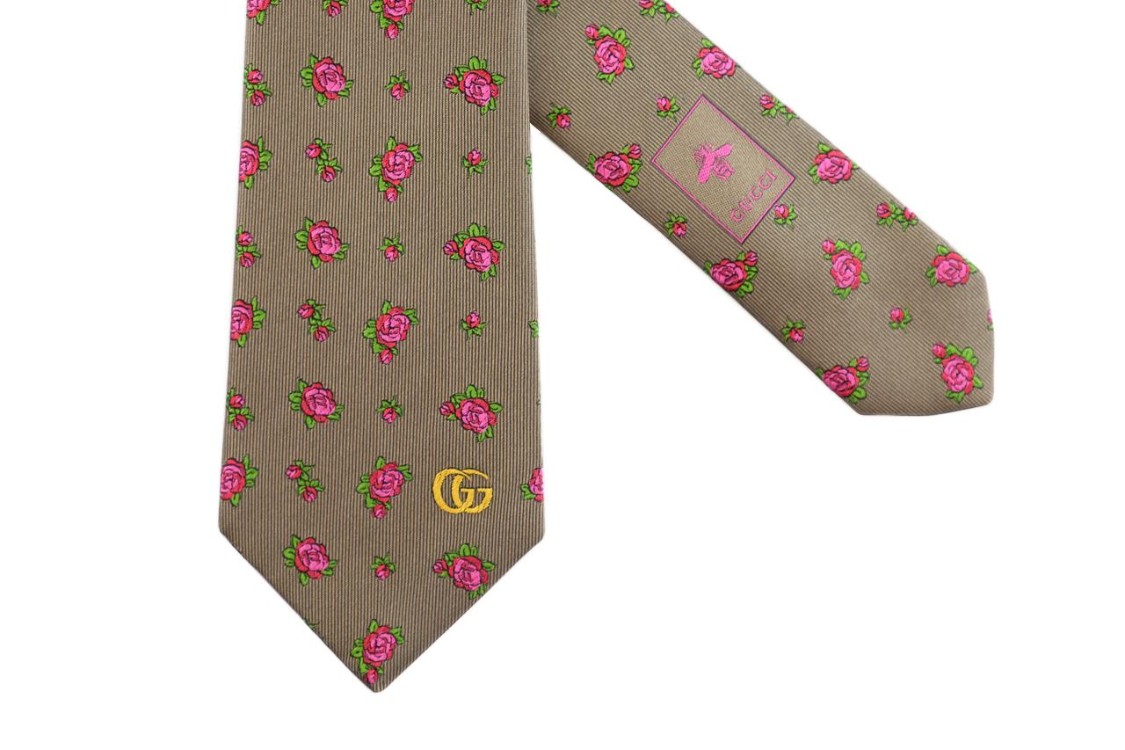 shop GUCCI Saldi Cravatta: Gucci cravatta in seta beige con motivo rose rosse.
Dettaglio Doppia G oro.
L 7cm x A 146cm.
Made in Italy.. 495325 4E002-2972 number 3713011